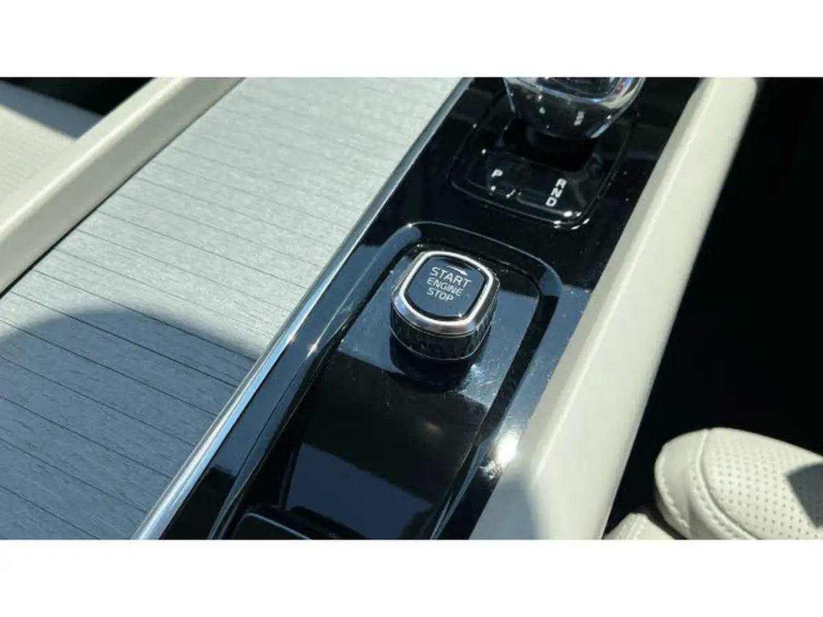 2024-volvo-xc60-20-t8-ultra-dark-big-22