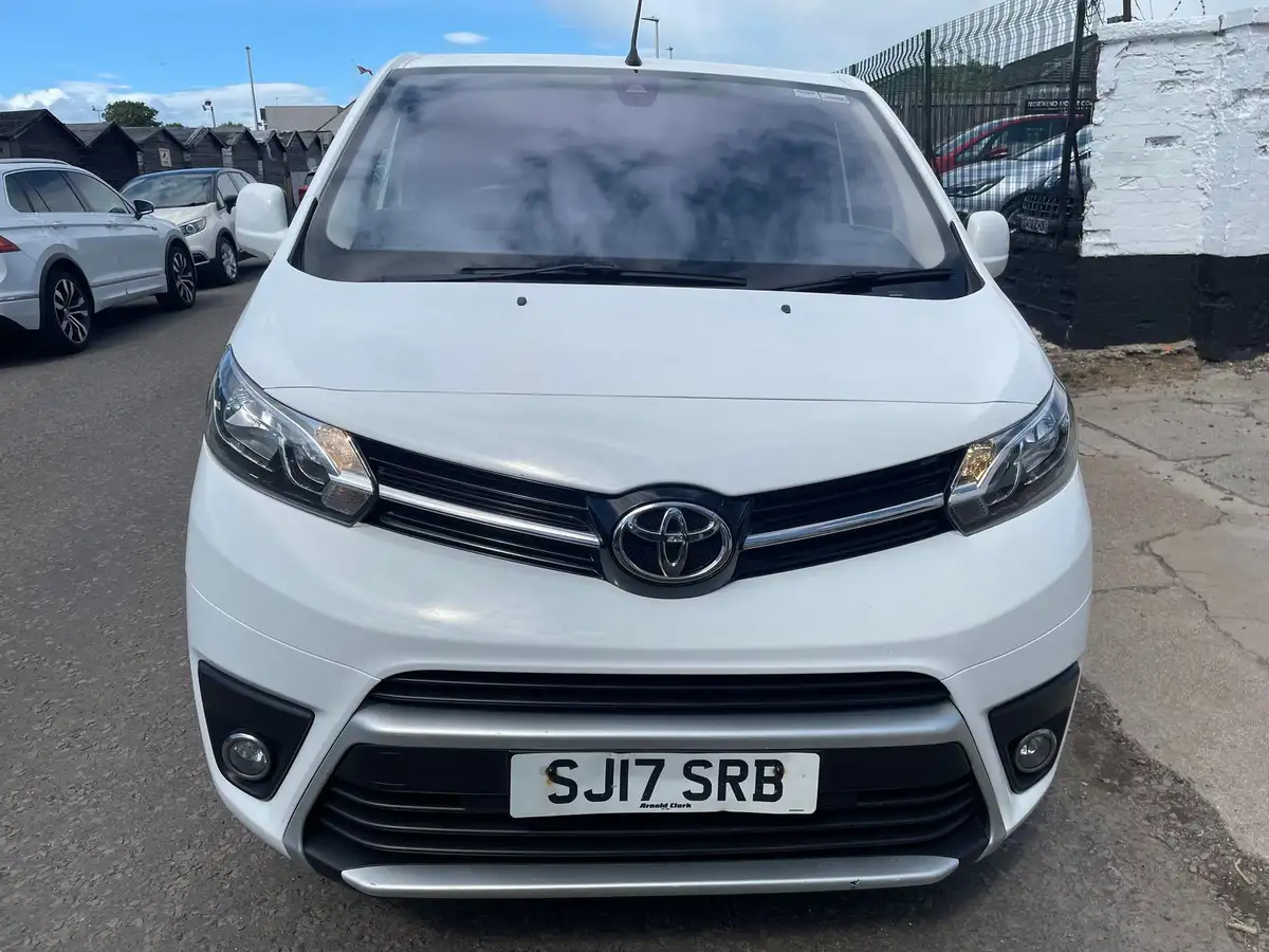 2017-toyota-proace-16d-comfort-compact-big-1