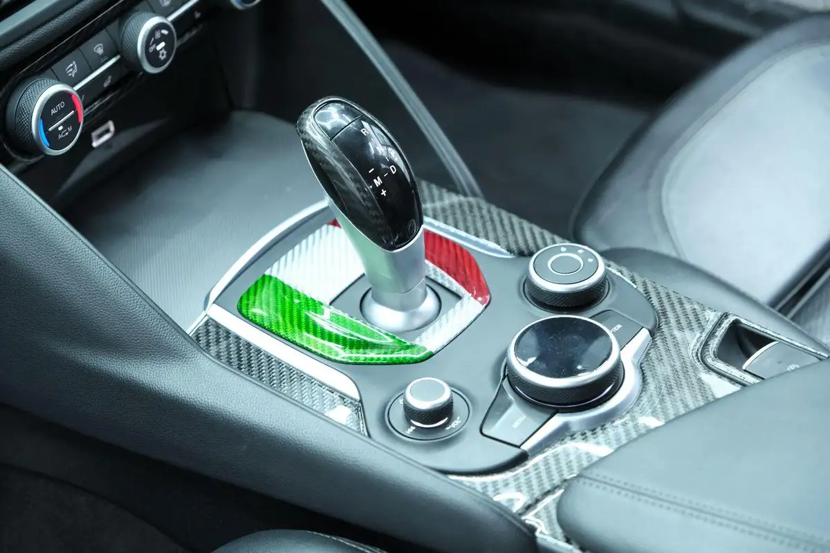 2017-alfa-romeo-giulia-20-veloce-big-55