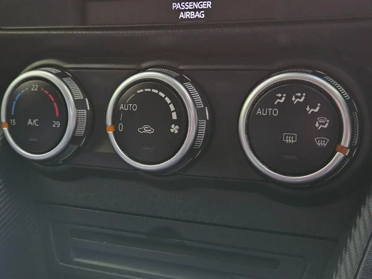 2018-mazda-mazda2-15-sport-nav-big-32