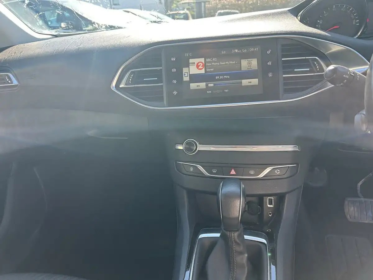 2016-peugeot-308-sw-12-puretech-active-130bhp-eat6-big-7