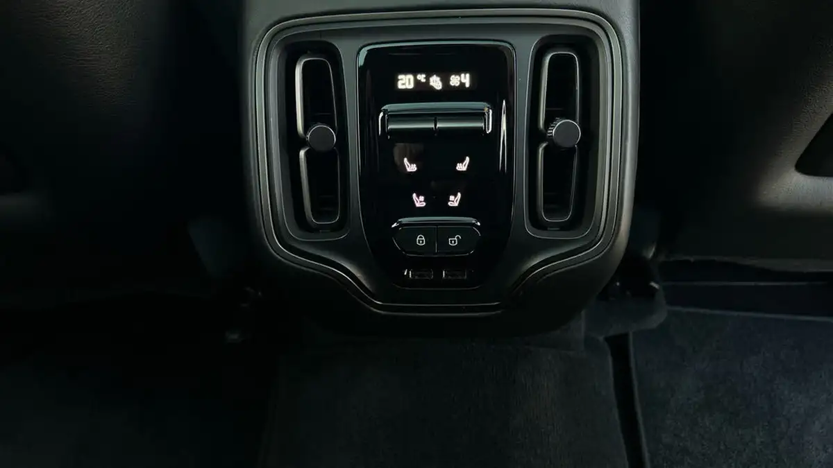 2021-aston-martin-dbx-40-v8-big-25