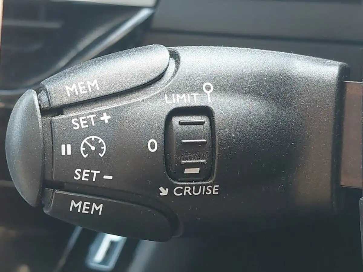 2022-peugeot-2008-suv-12-puretech-allure-premium-100bhp-big-16