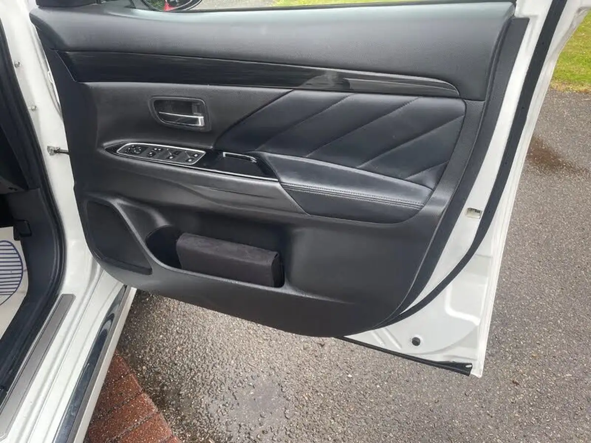 2015-mitsubishi-outlander-20-gx4h-phev-big-44