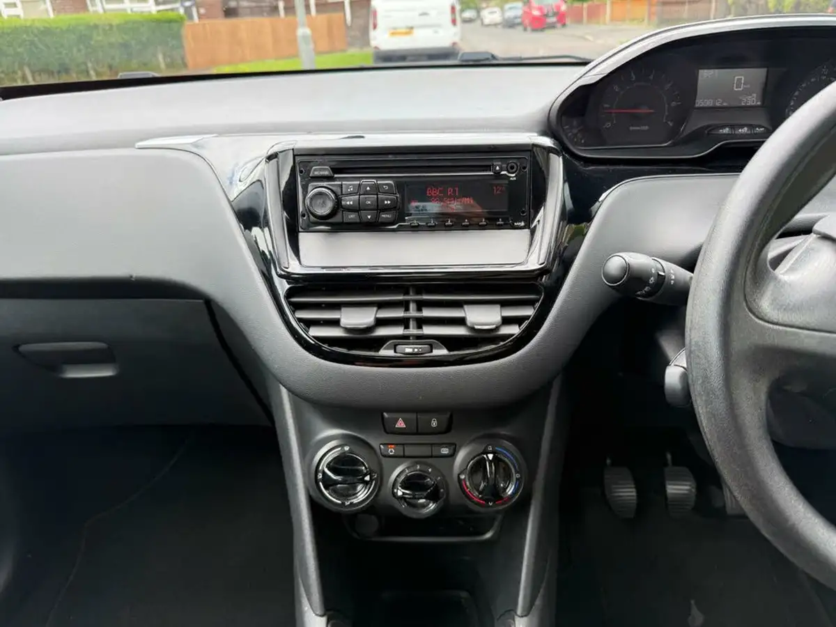 2015-peugeot-208-10-access-puretech-3d-big-12