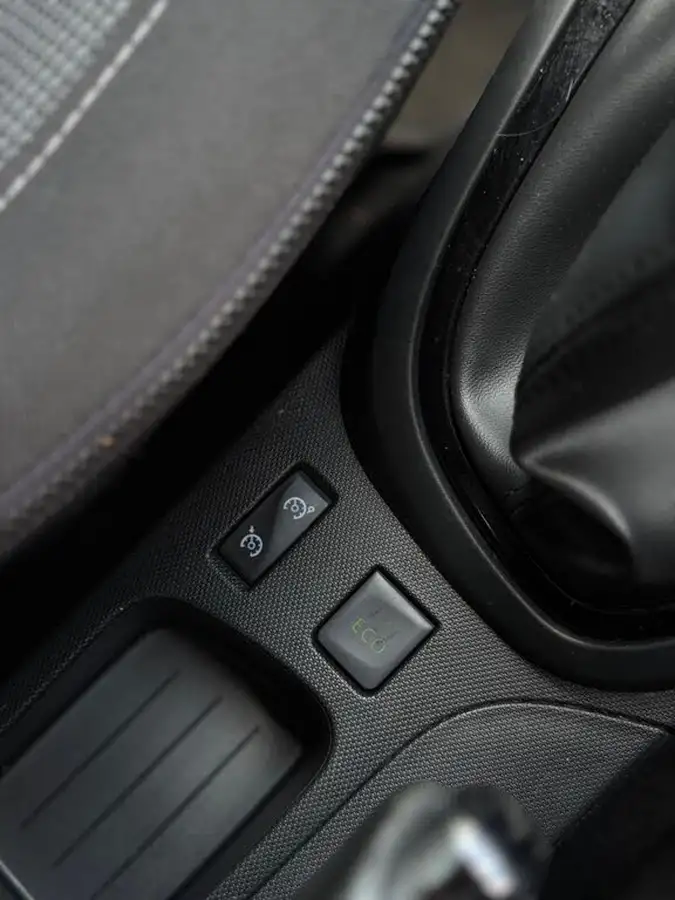 2015-renault-captur-09-dynamique-nav-big-50