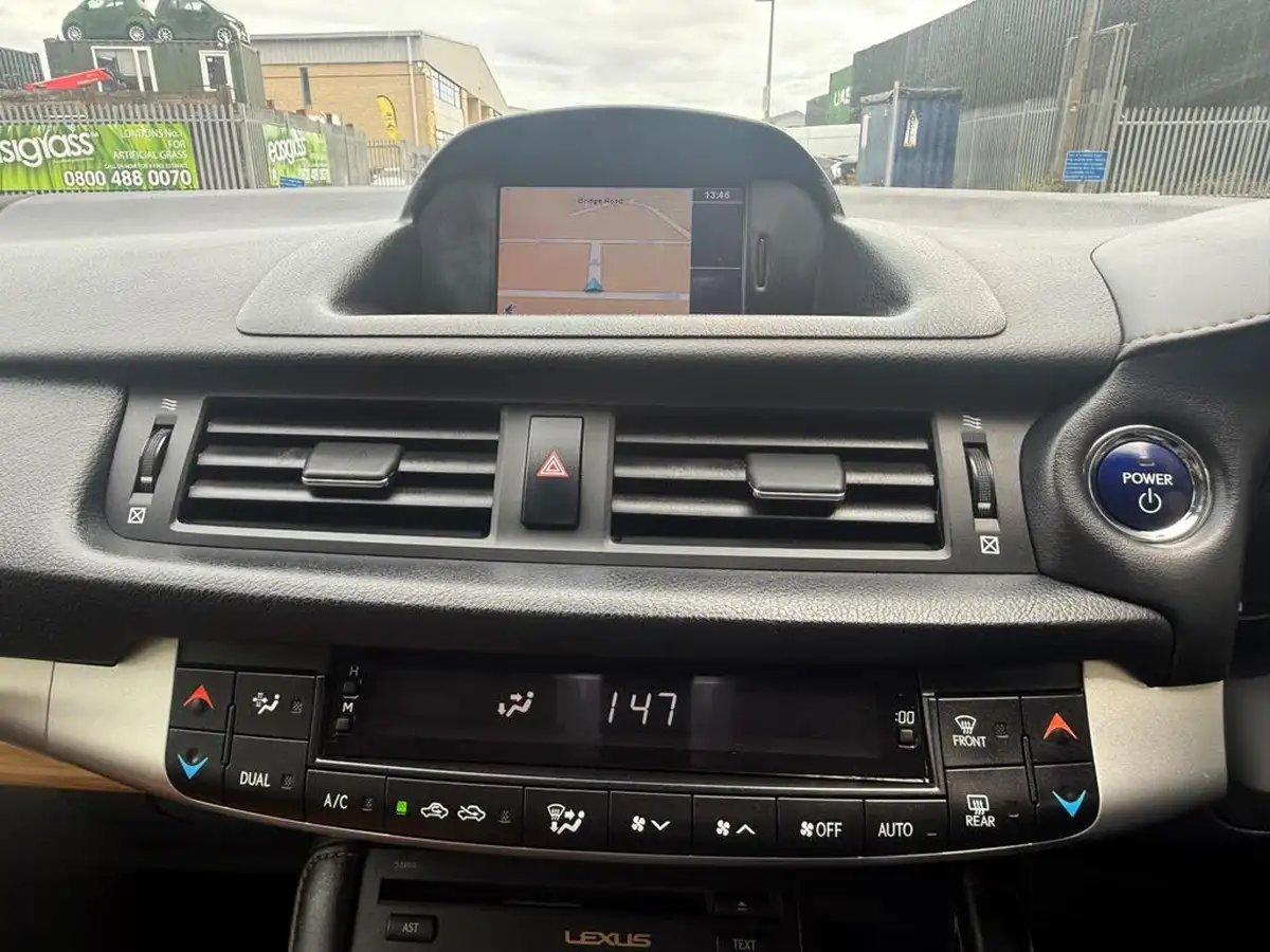 2013-lexus-ct-200h-18-advance-big-36