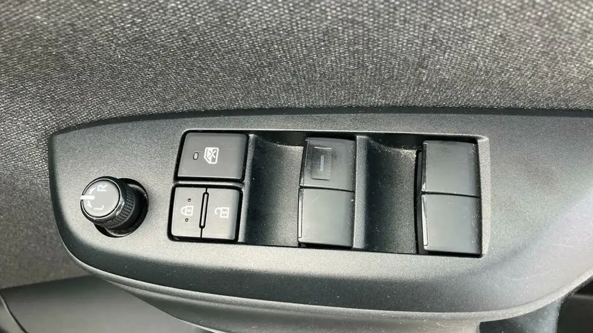 2021-toyota-yaris-15-vvt-i-design-big-29