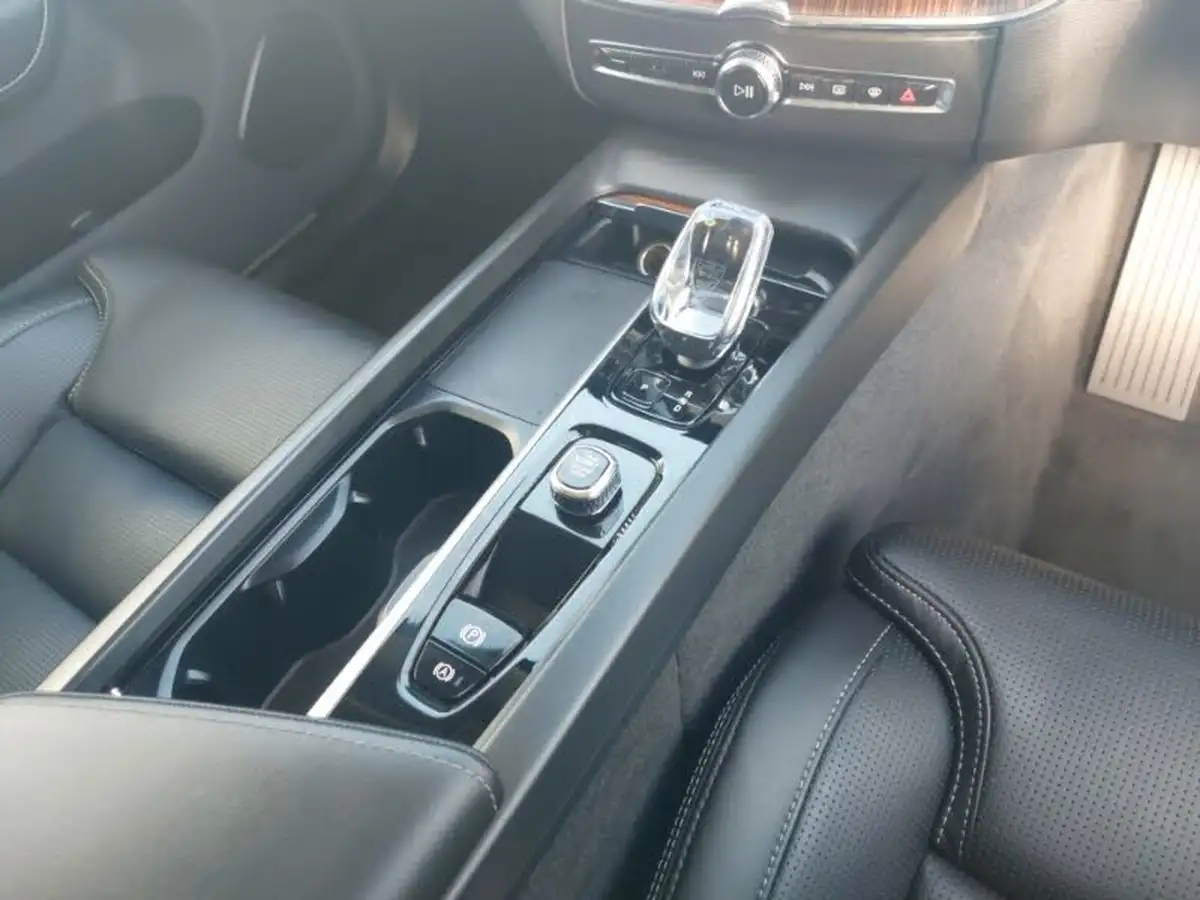 2024-volvo-xc60-20-t8-ultimate-dark-big-18