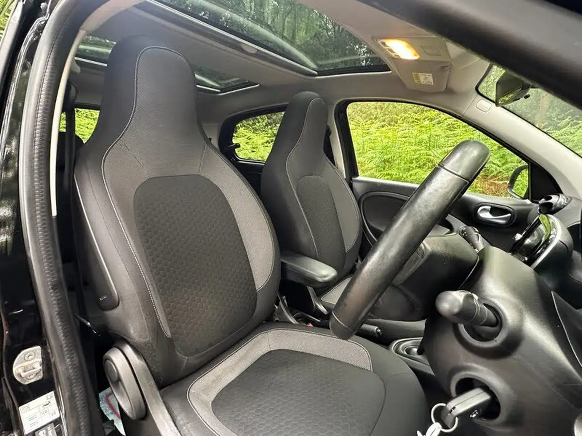 2021-smart-forfour-eq-premium-big-11