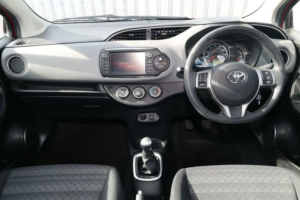 2016-toyota-yaris-10-vvt-i-icon-5d-big-4