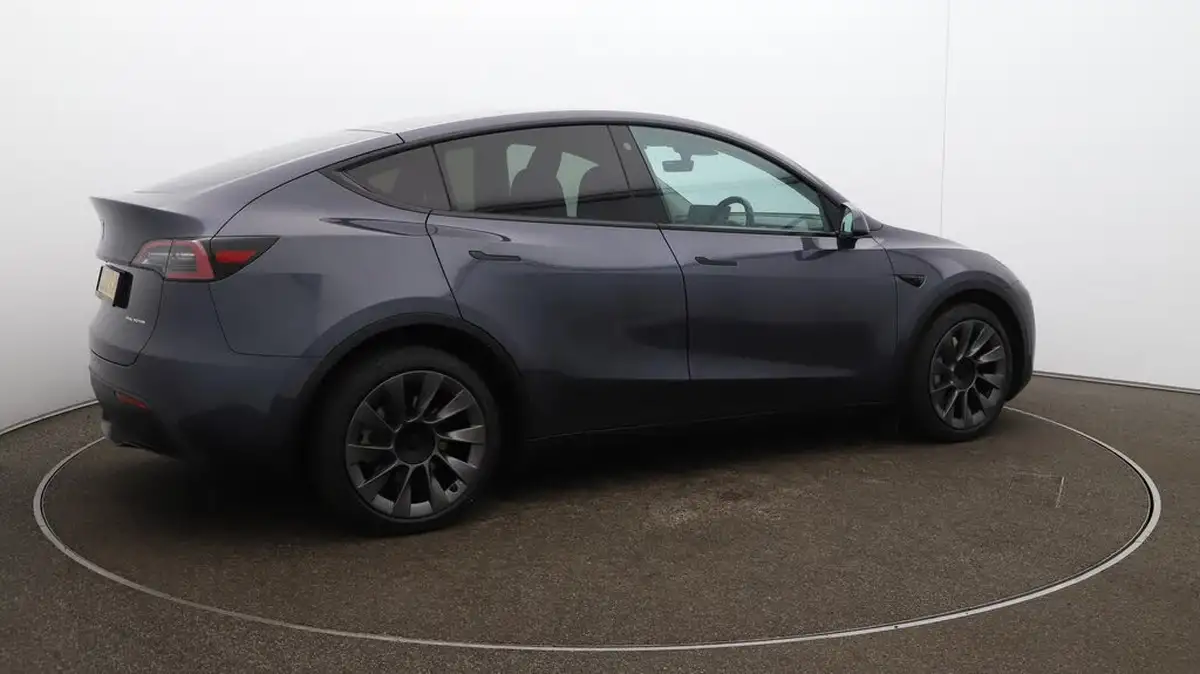 2022-tesla-model-y-e-long-range-big-54