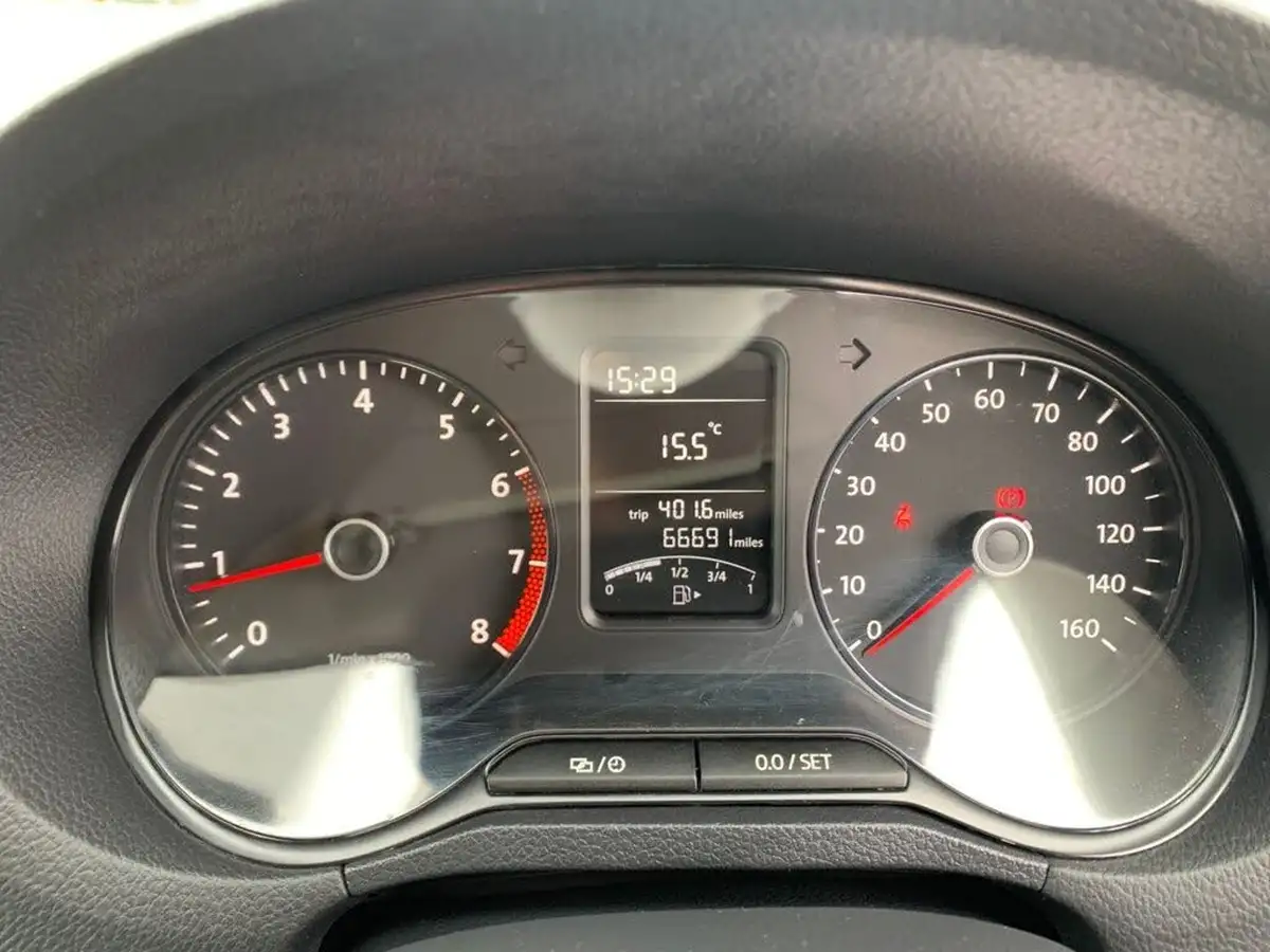 2014-volkswagen-polo-12-s-5d-big-12