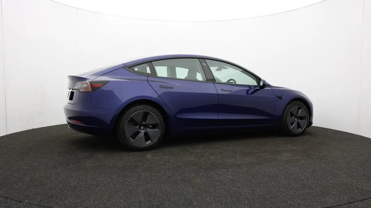 2022-tesla-model-3-e-rwd-big-37