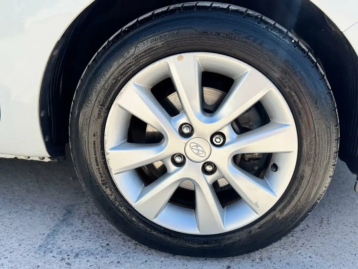 2014-hyundai-i20-12-active-5d-big-42