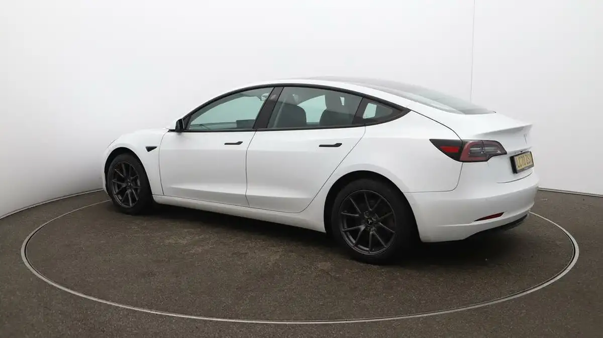 2020-tesla-model-3-e-long-range-big-35