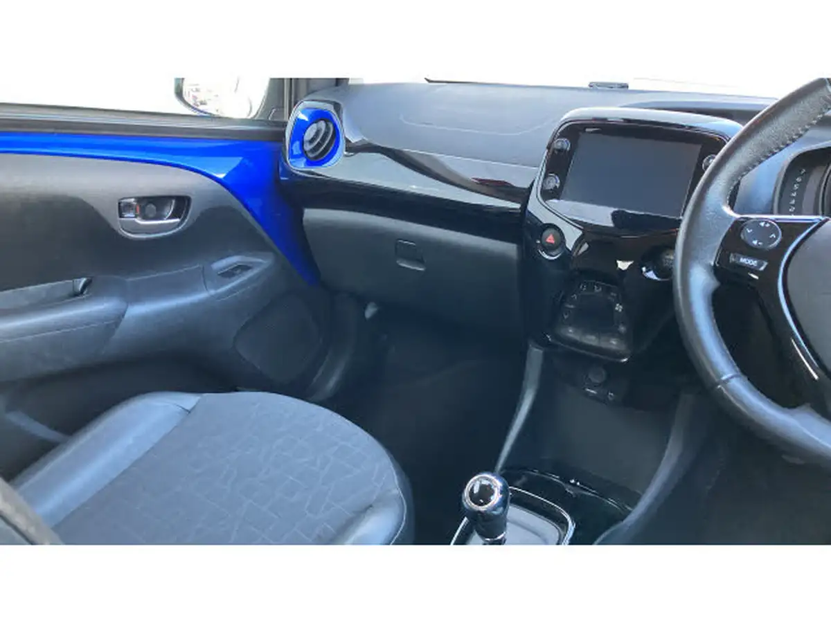 2020-toyota-aygo-10-vvt-i-x-clusiv-blackred-bi-tone-tss-x-shift-big-11