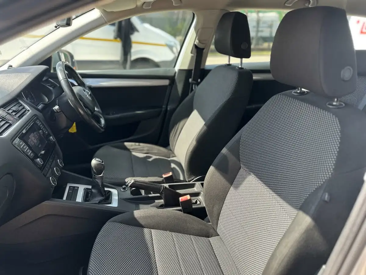 2014-skoda-octavia-16tdi-se-estate-big-9