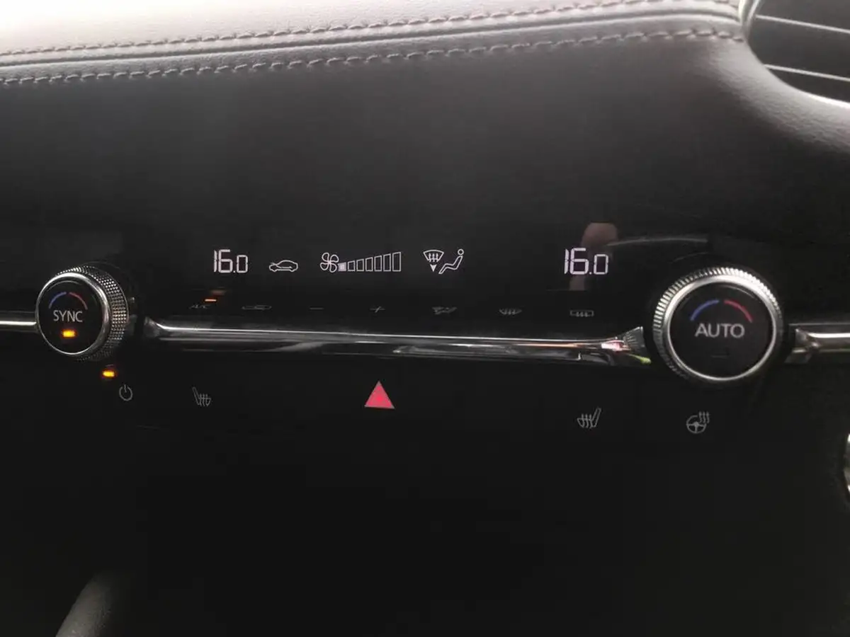 2025-mazda-mazda3-20-e-skyactiv-x-takumi-big-17