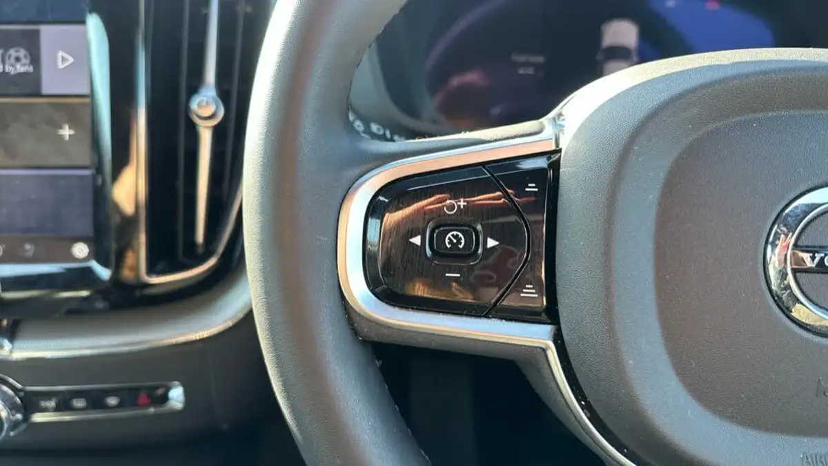 2024-volvo-xc60-20-b5-plus-black-edition-big-17