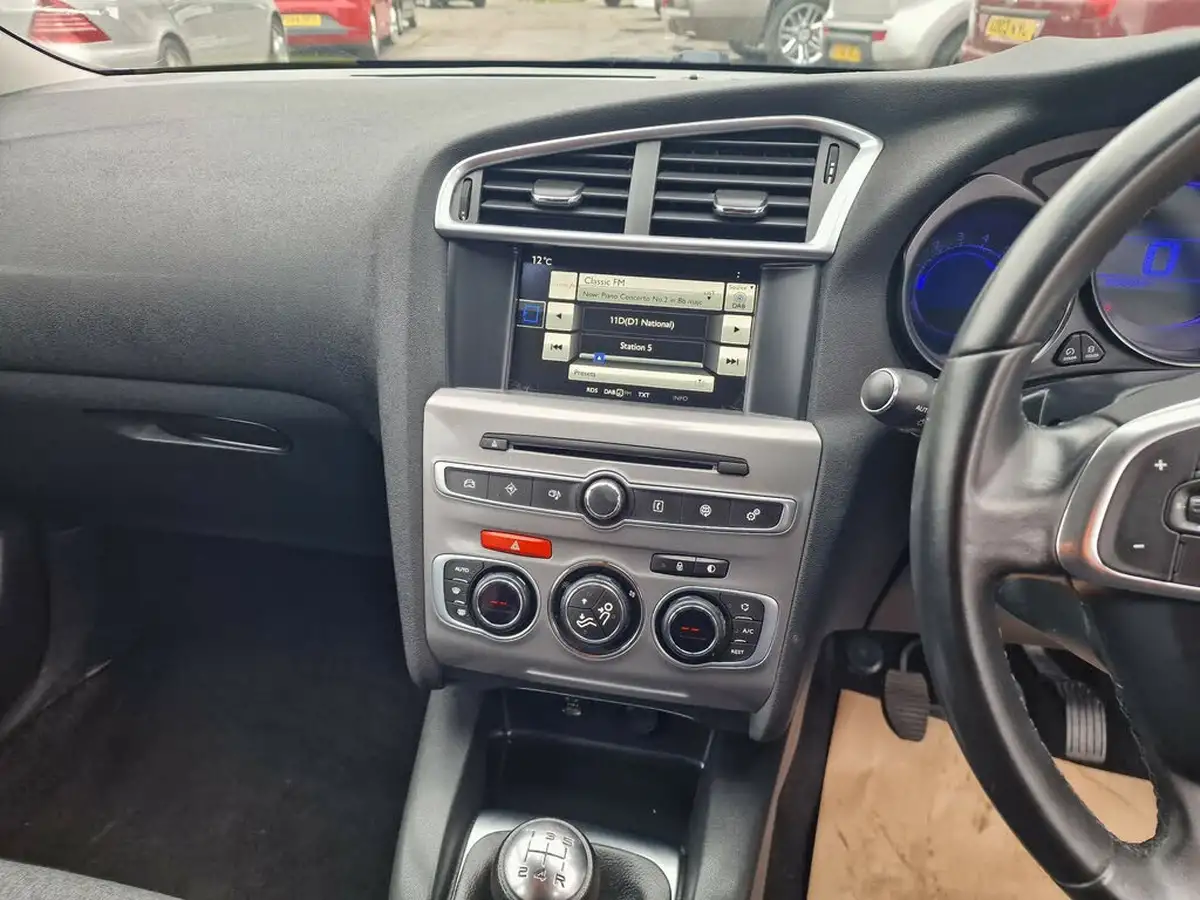 2016-citroen-c4-16bluehdi-flair-100ps-big-11