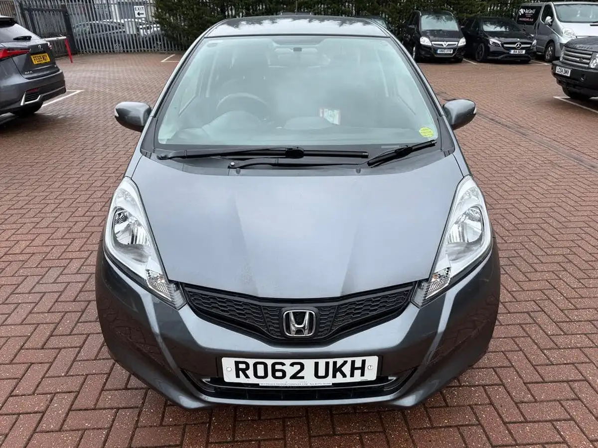 2012-honda-jazz-14-es-cvt-big-18
