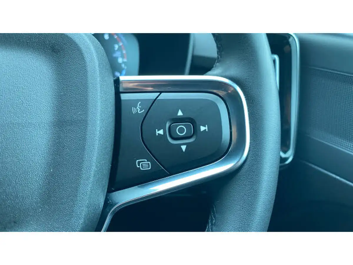 2022-volvo-xc40-15-t4-r-design-big-18