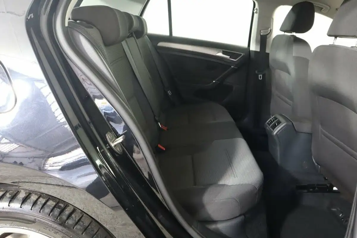 2015-volkswagen-golf-20tdi-match-bmtss-5d-dsg-big-14