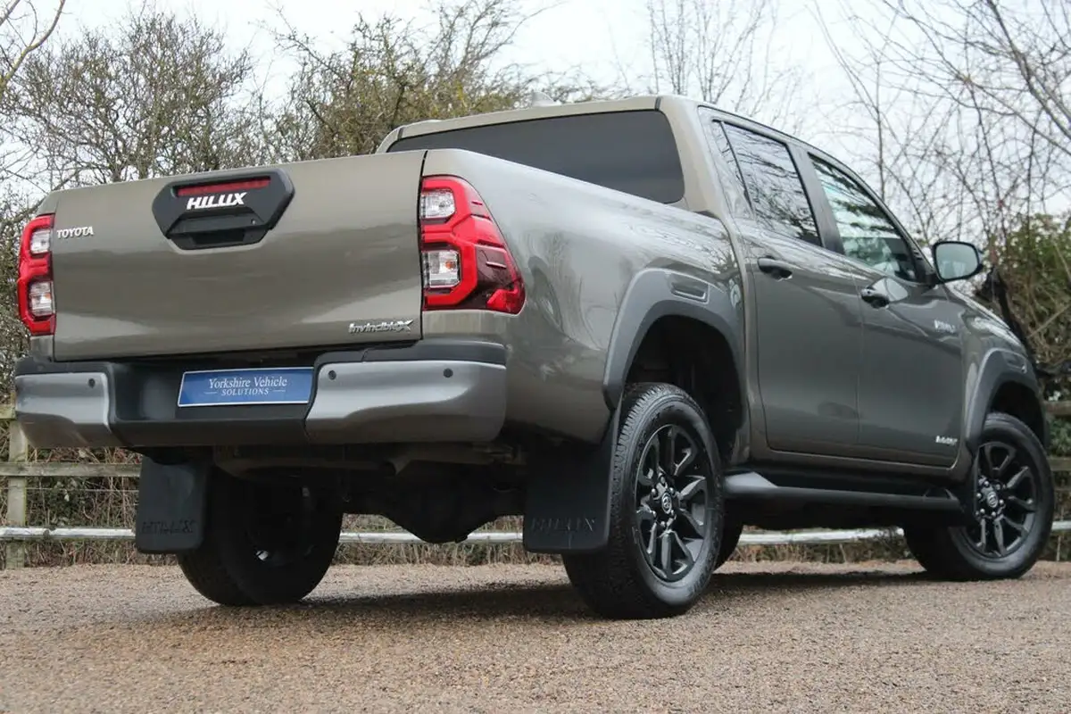 2023-toyota-hi-lux-28d-4d-invincible-x-2754cc-auto-big-16