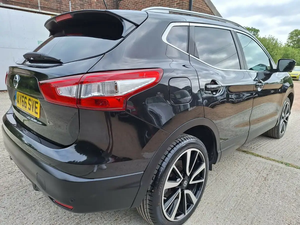 2016-nissan-qashqai-12-dig-t-tekna-xtronic-cvt-big-6