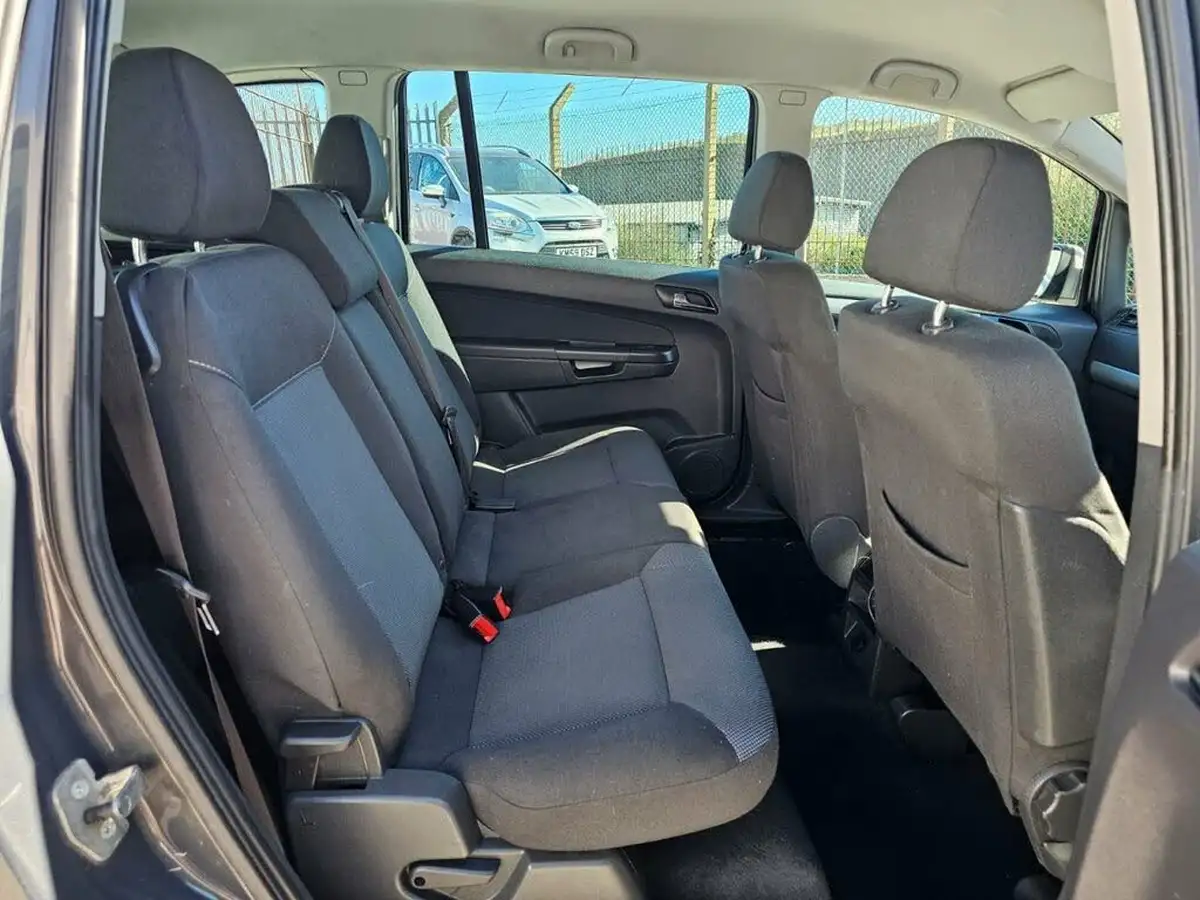 2013-vauxhall-zafira-18-design-140ps-big-13