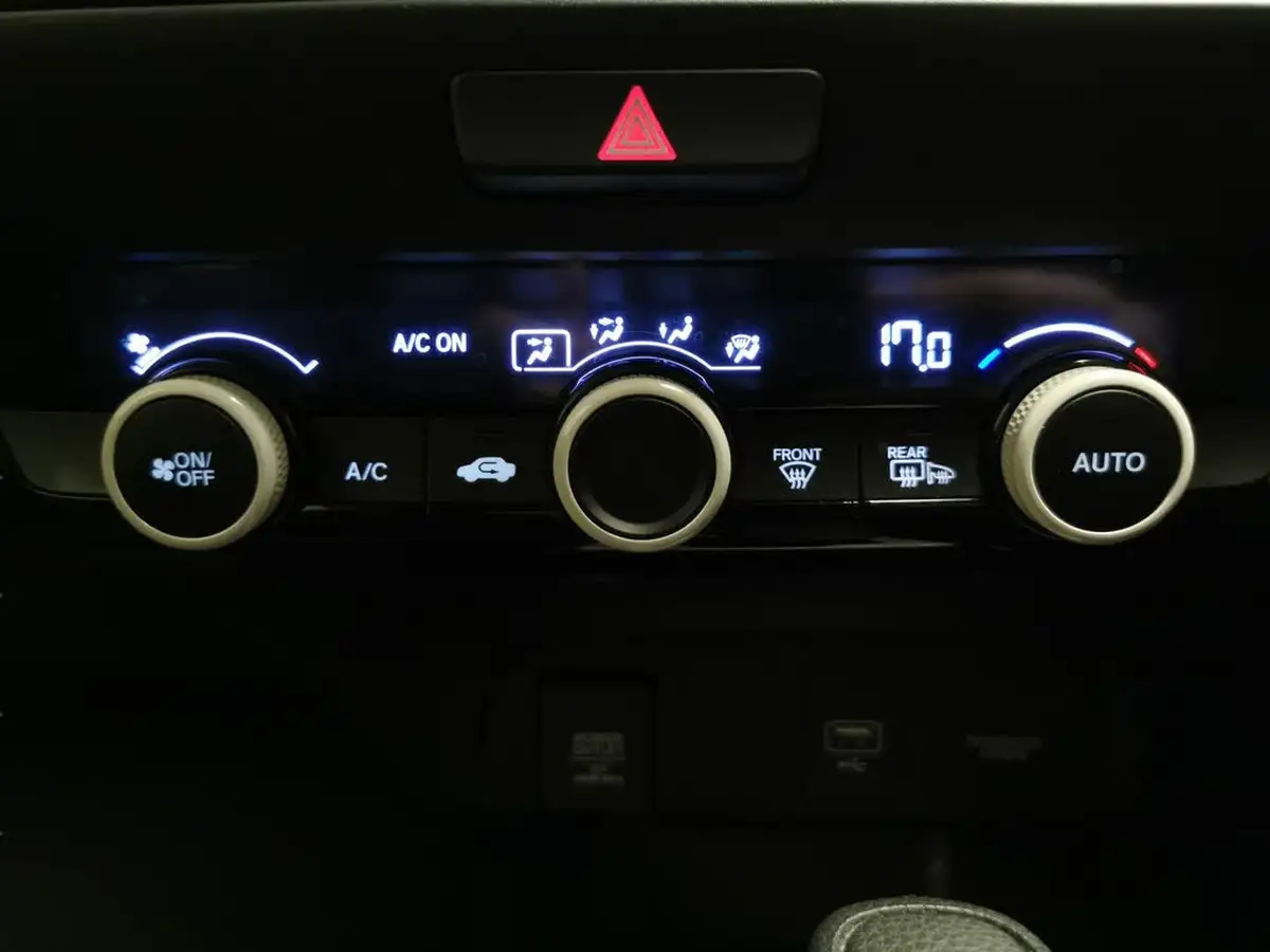 2023-honda-jazz-15-i-mmd-se-big-18