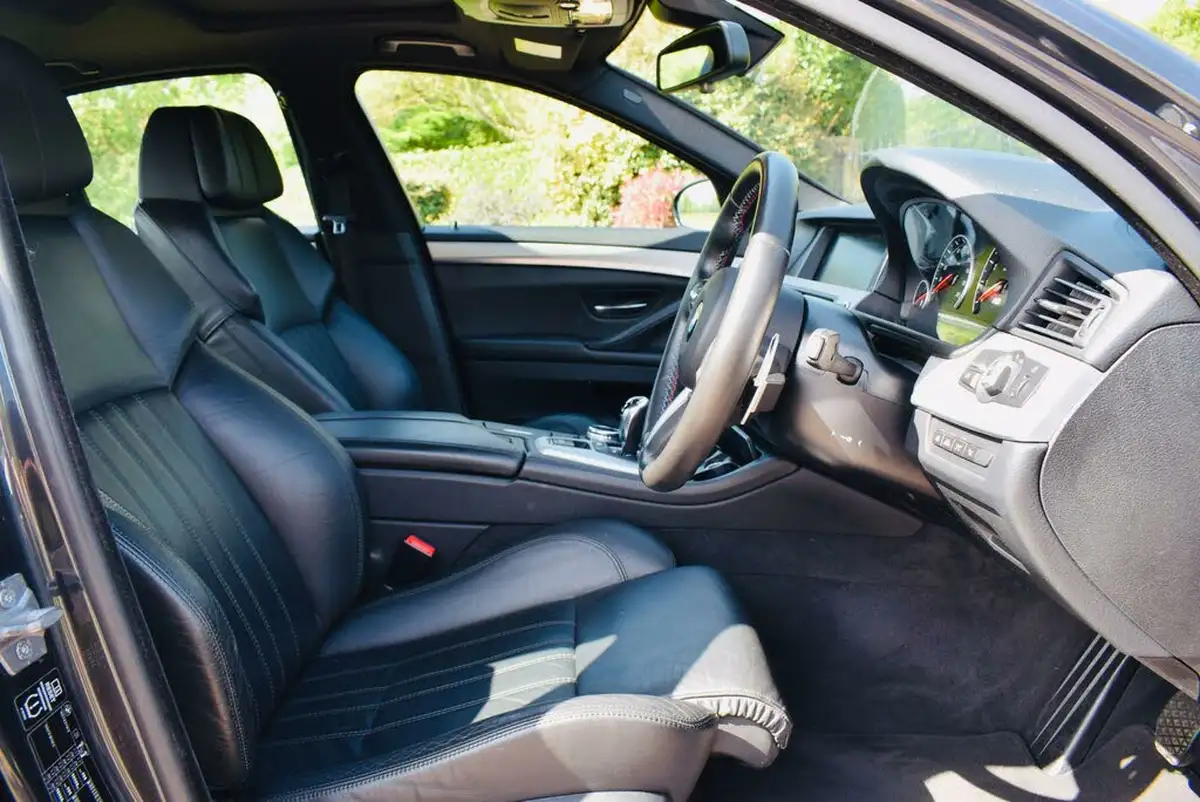 2014-bmw-5-series-44-m5-big-11