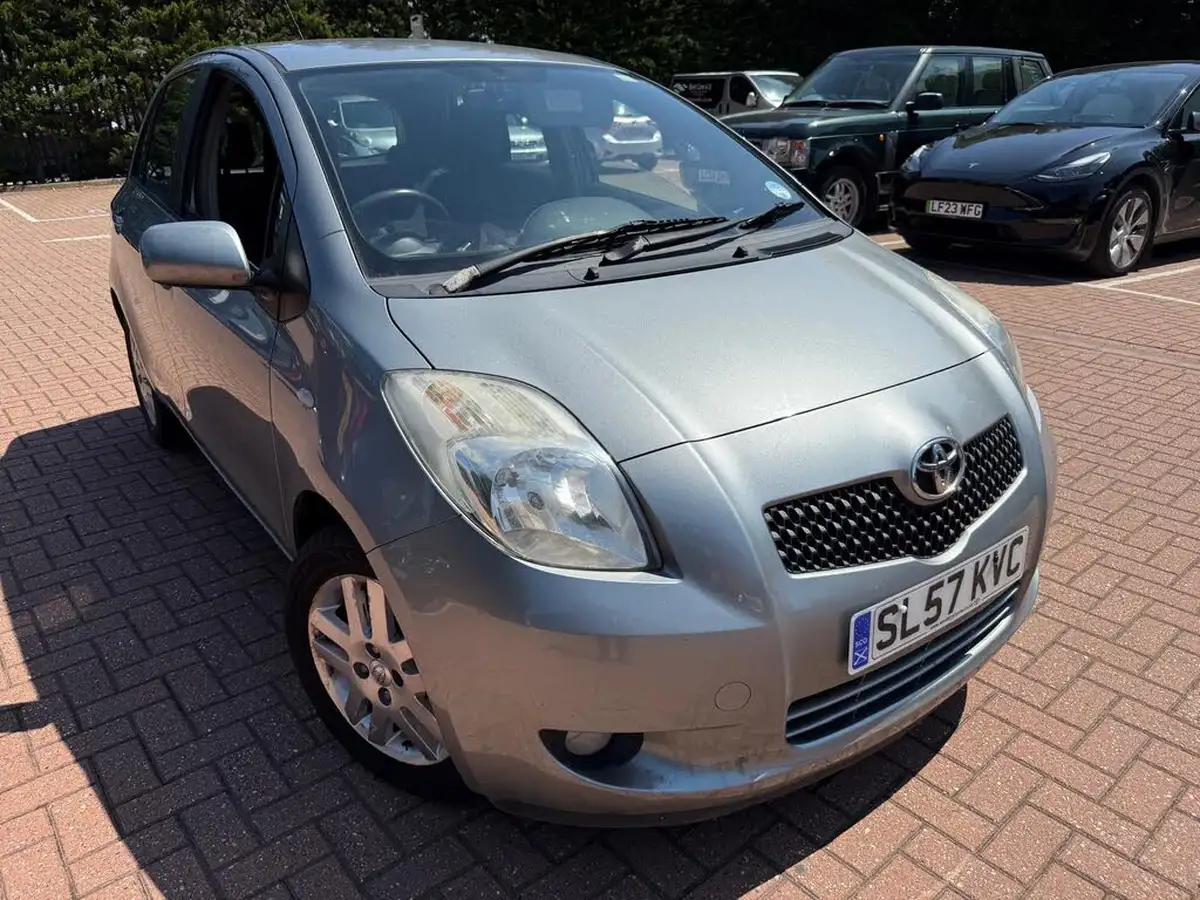 2007-toyota-yaris-13-tr-5d-big-3