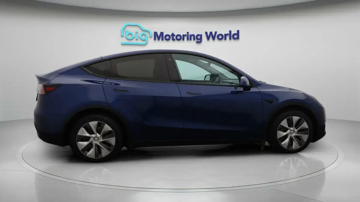 2022-tesla-model-y-e-long-range-big-8
