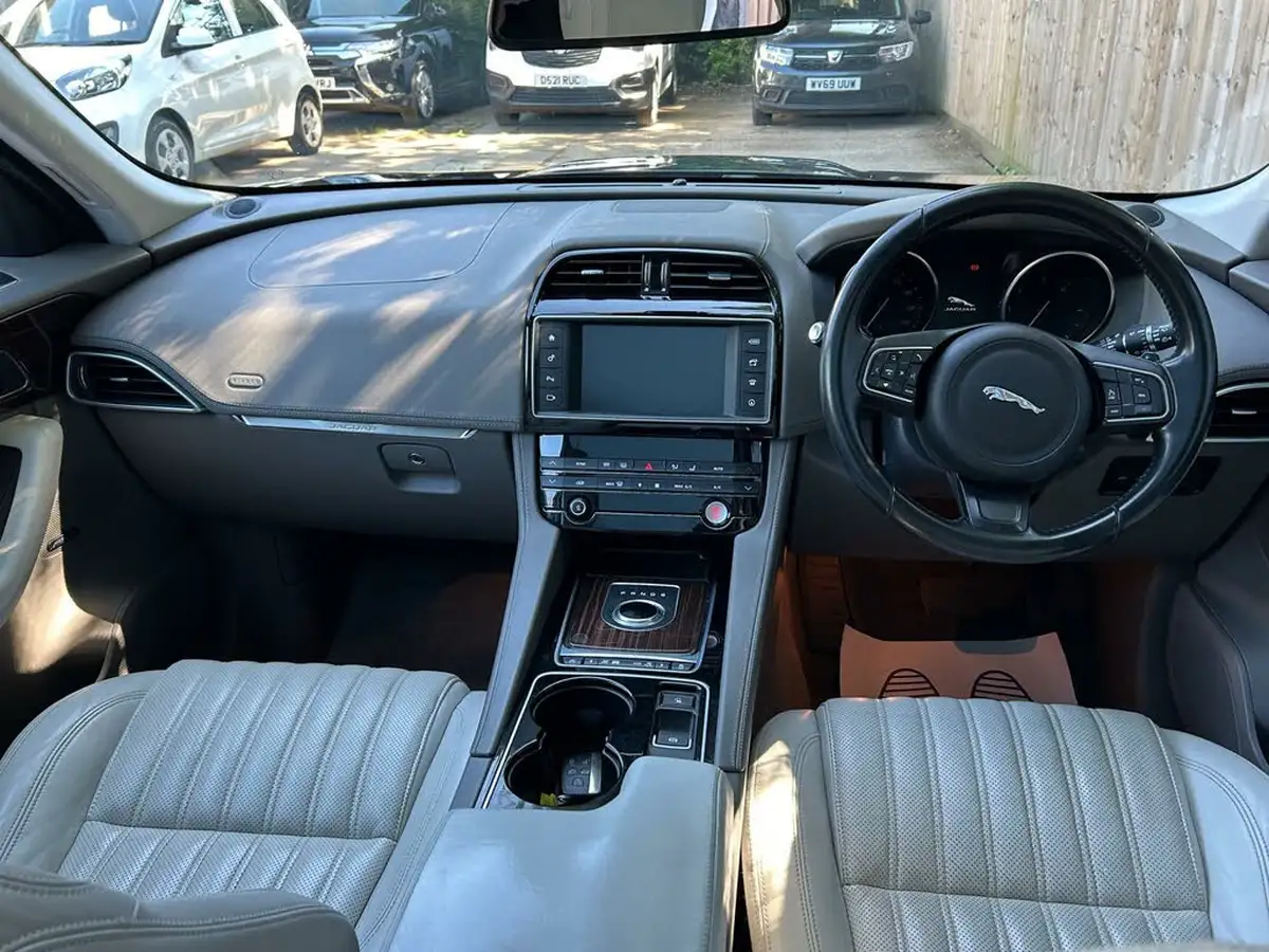 2016-jaguar-f-pace-20-i4d-portfolio-awd-auto-big-33