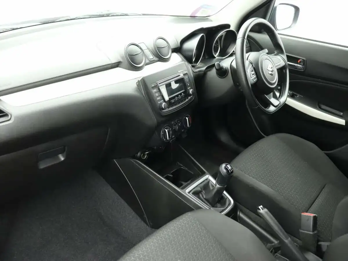 2019-suzuki-swift-12-dualjet-attitude-big-10