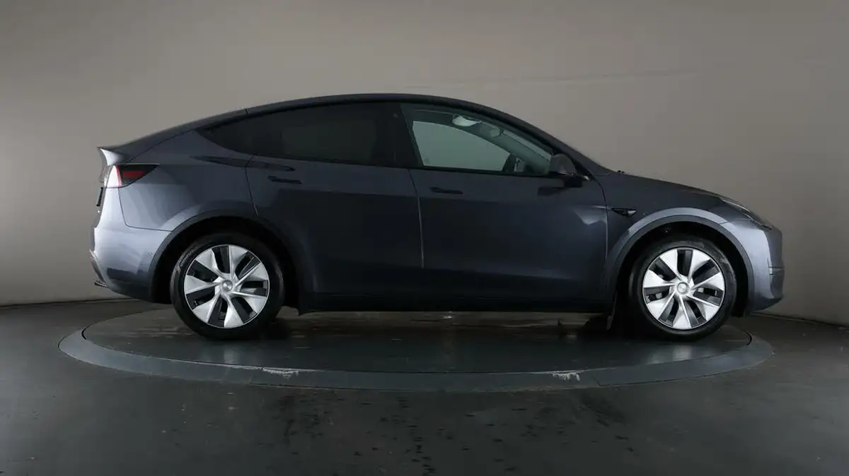 2022-tesla-model-y-e-long-range-big-59