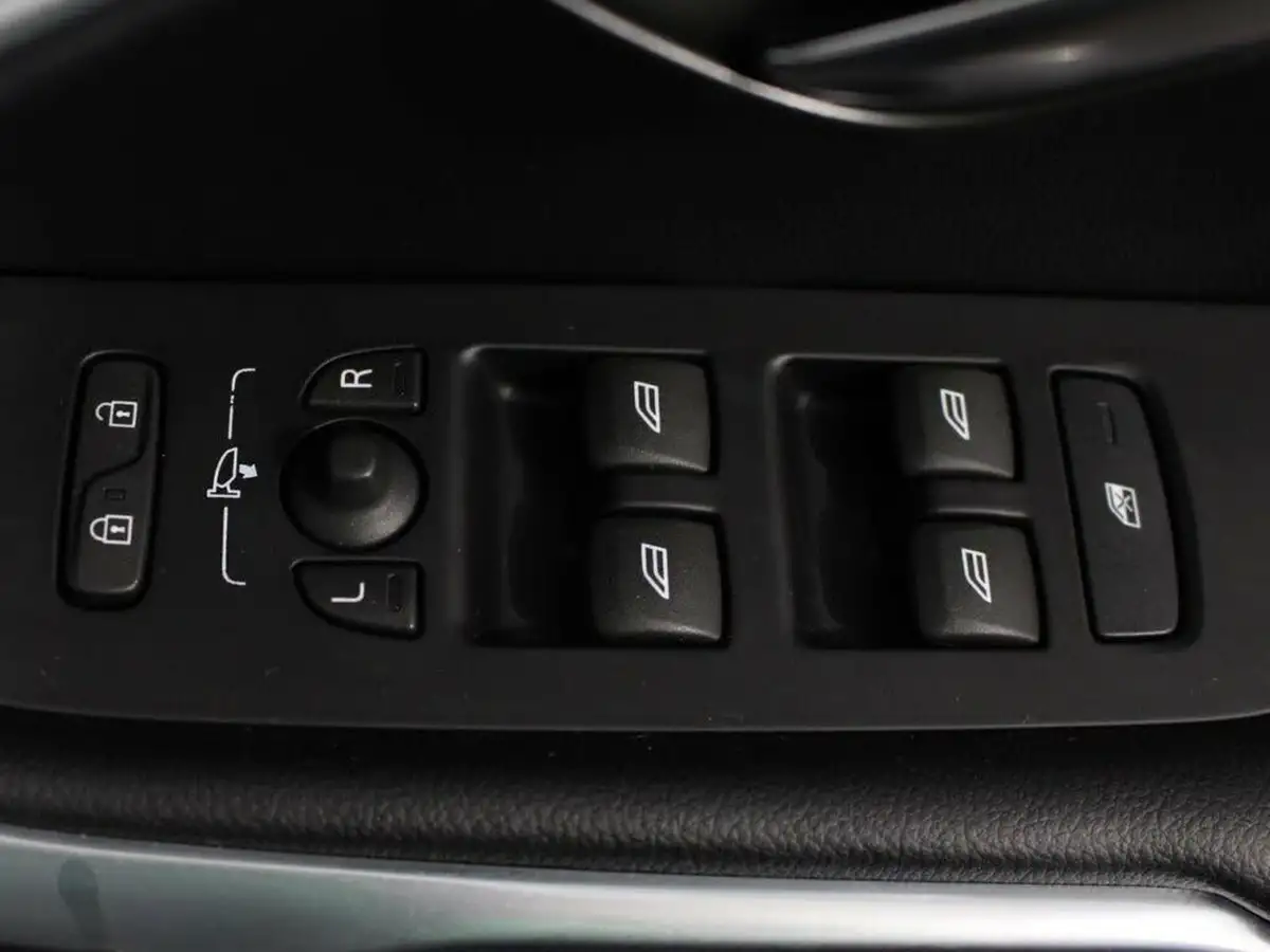 2015-volvo-v40-16td-d2-cross-country-lux-powershift-big-17