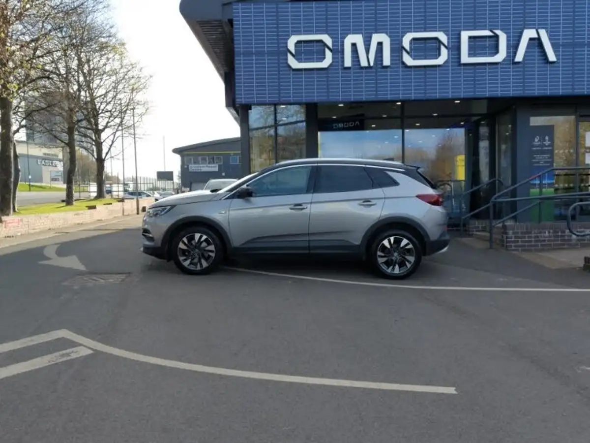 2021-vauxhall-grandland-x-12-sri-nav-big-3