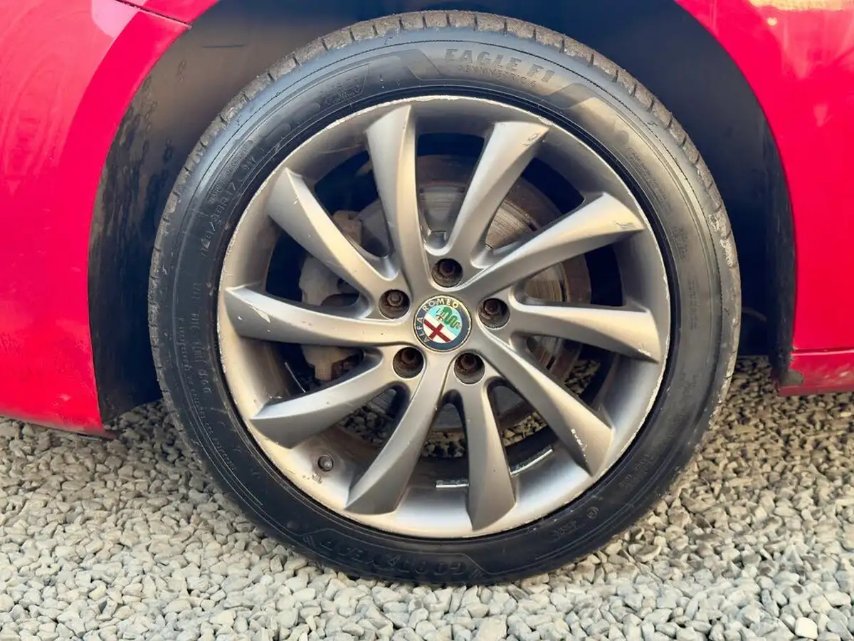2013-alfa-romeo-giulietta-14-collezione-120bhp-big-57