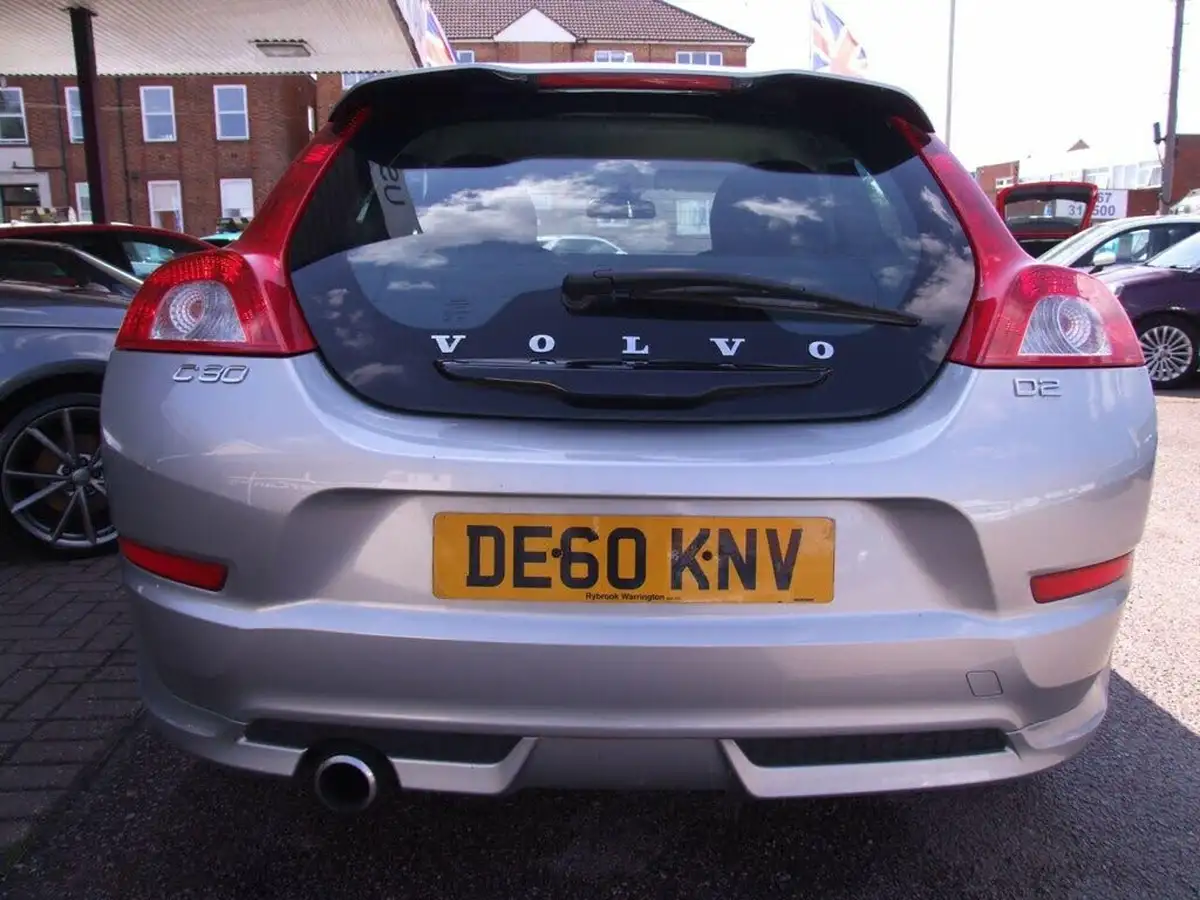 2010-volvo-c30-16td-r-design-big-3