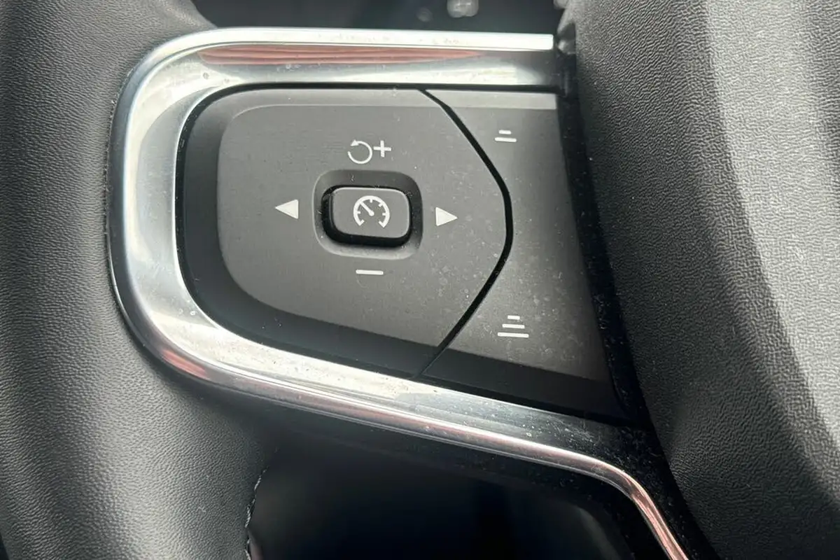 2021-volvo-xc40-15-t3-momentum-161bhp-big-10