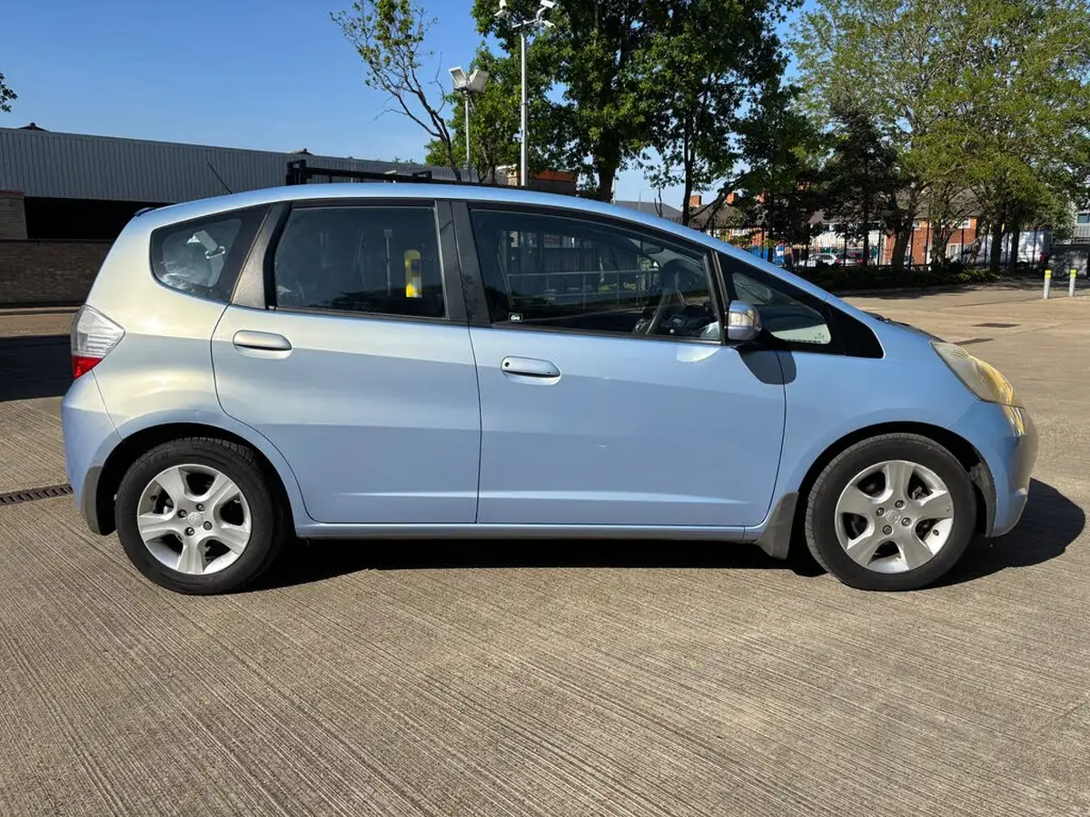 2010-honda-jazz-14-es-t-big-3