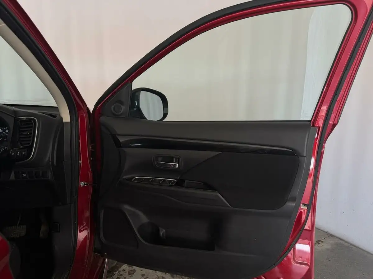 2020-mitsubishi-outlander-24-design-phev-big-16