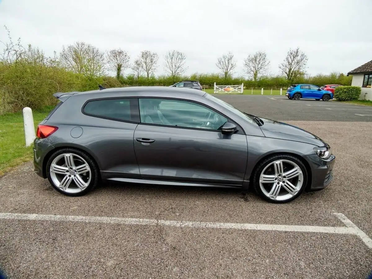 2016-volkswagen-scirocco-20-tsi-r-line-big-22