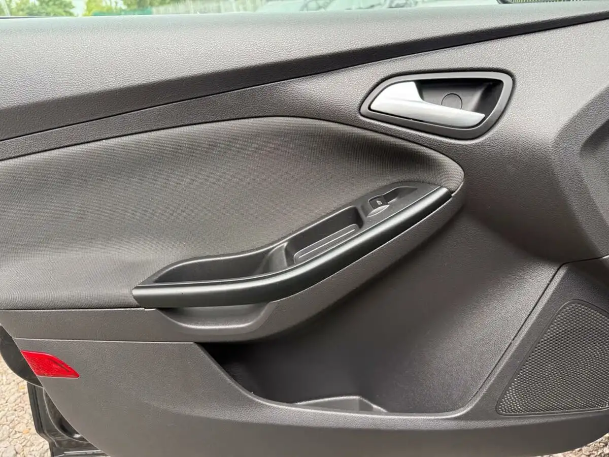 2012-ford-focus-16-zetec-ti-vct-125ps-hatchback-big-30