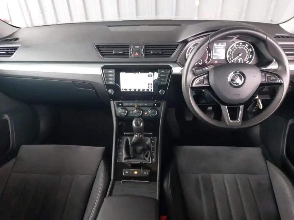 2016-skoda-superb-20tdi-se-business-hatchback-big-2