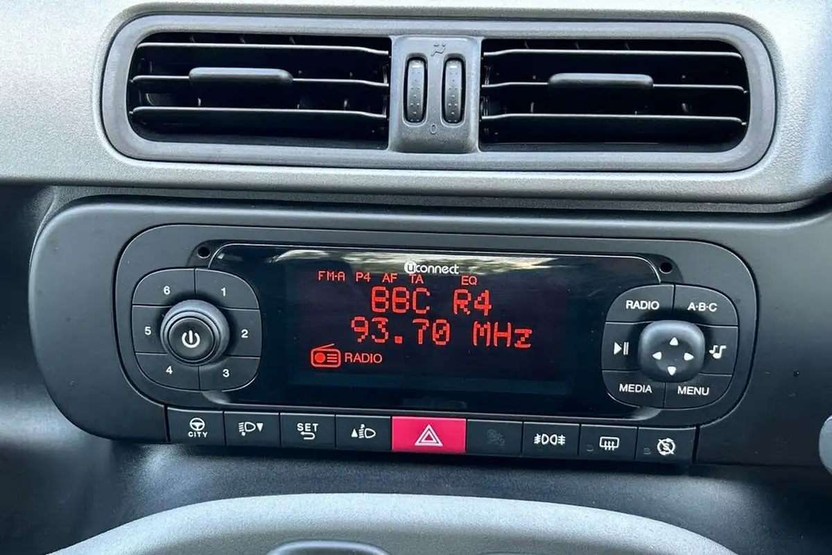 2020-fiat-panda-09-waze-4x4-big-20