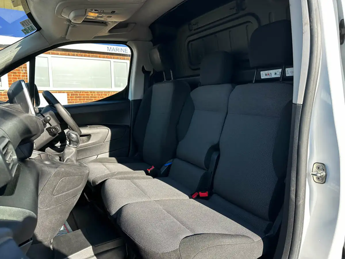 2019-peugeot-partner-16bluehdi-1000-professional-big-22